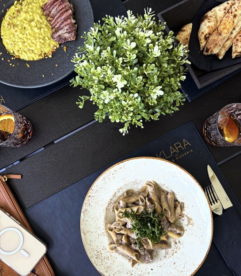 Pasta, risotto i tagliata na stolu