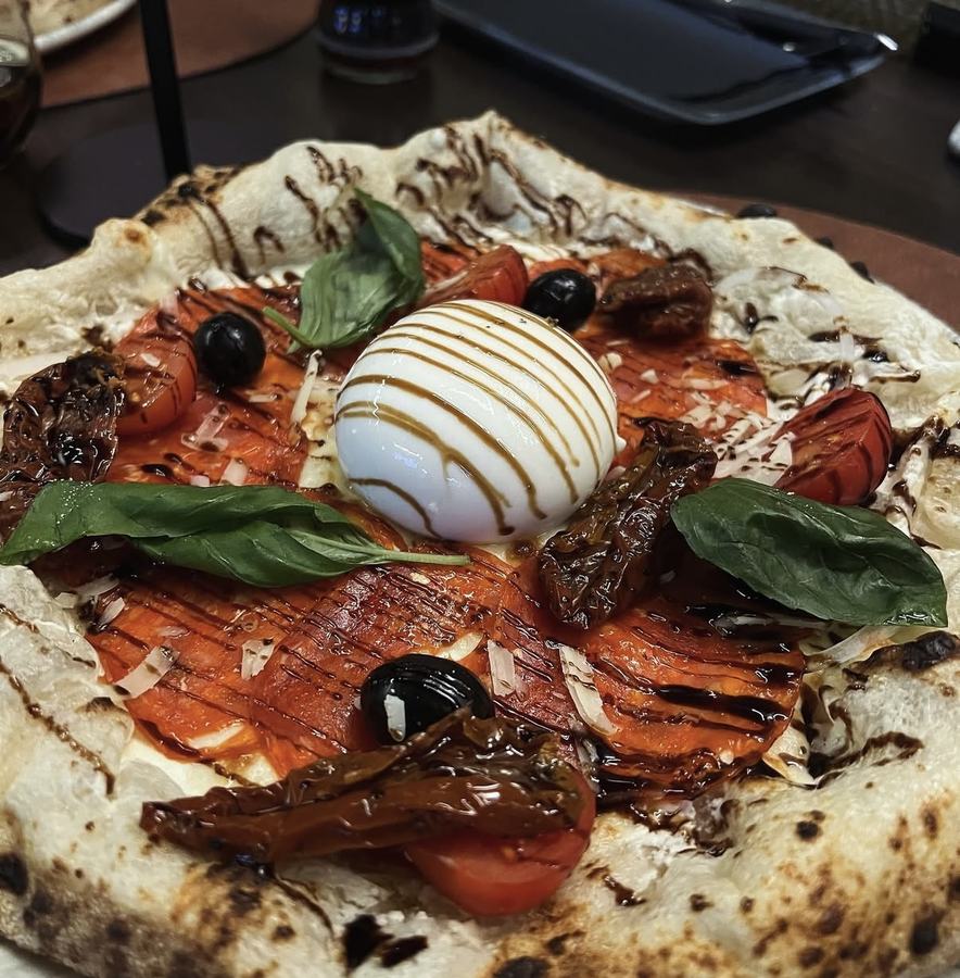 Pizza s burratom i sušenim rajčicama